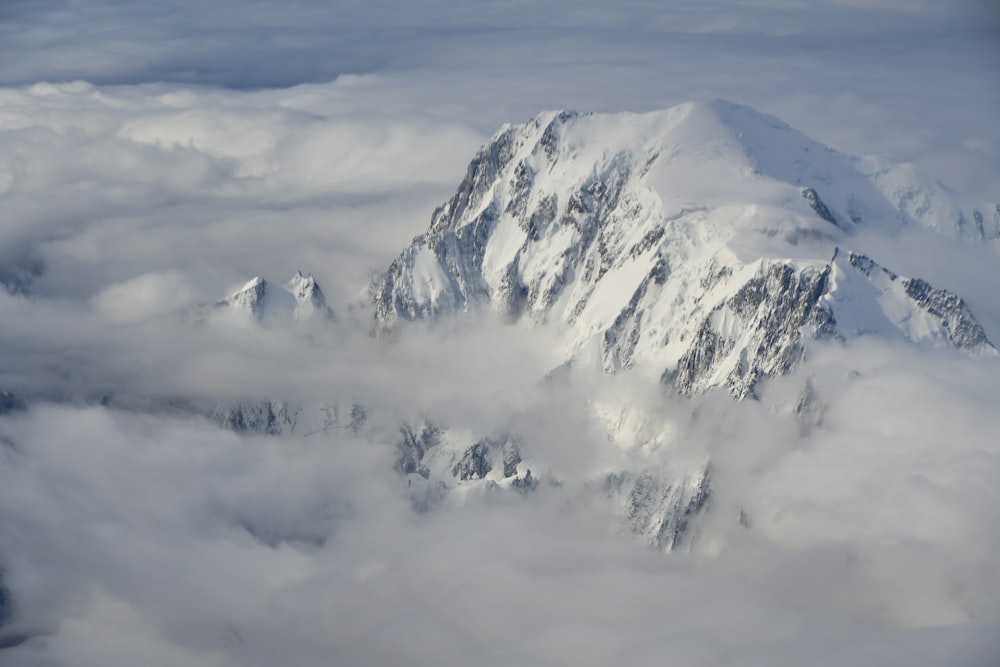 Blick auf einen schneebedeckten Berg aus einem Flugzeugfenster