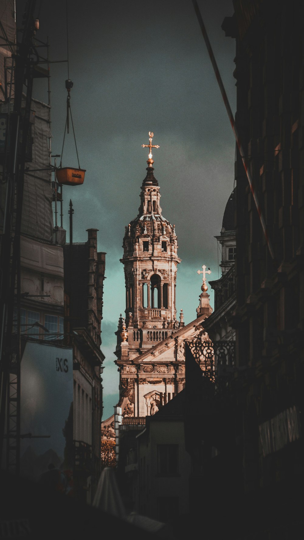 Un edificio alto con una cruz encima