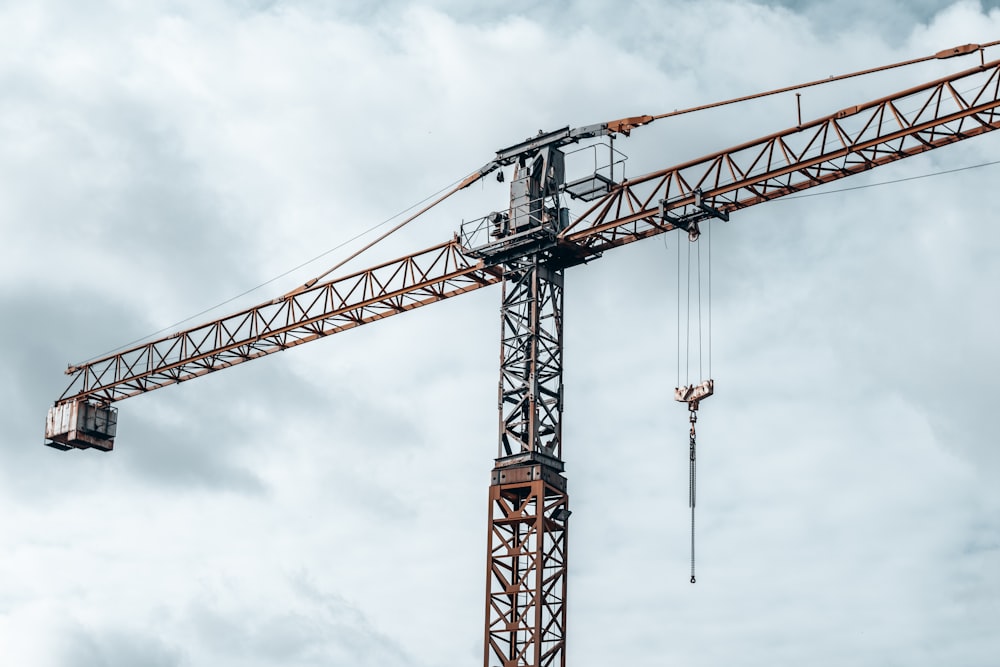 a large crane that is on a cloudy day