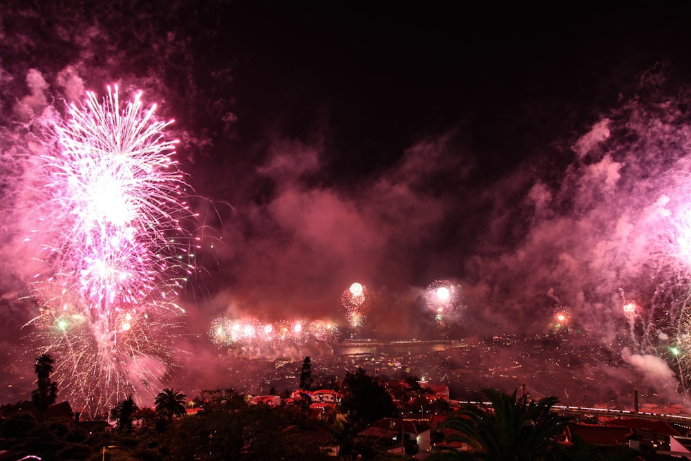 夜空にライトアップされる花火