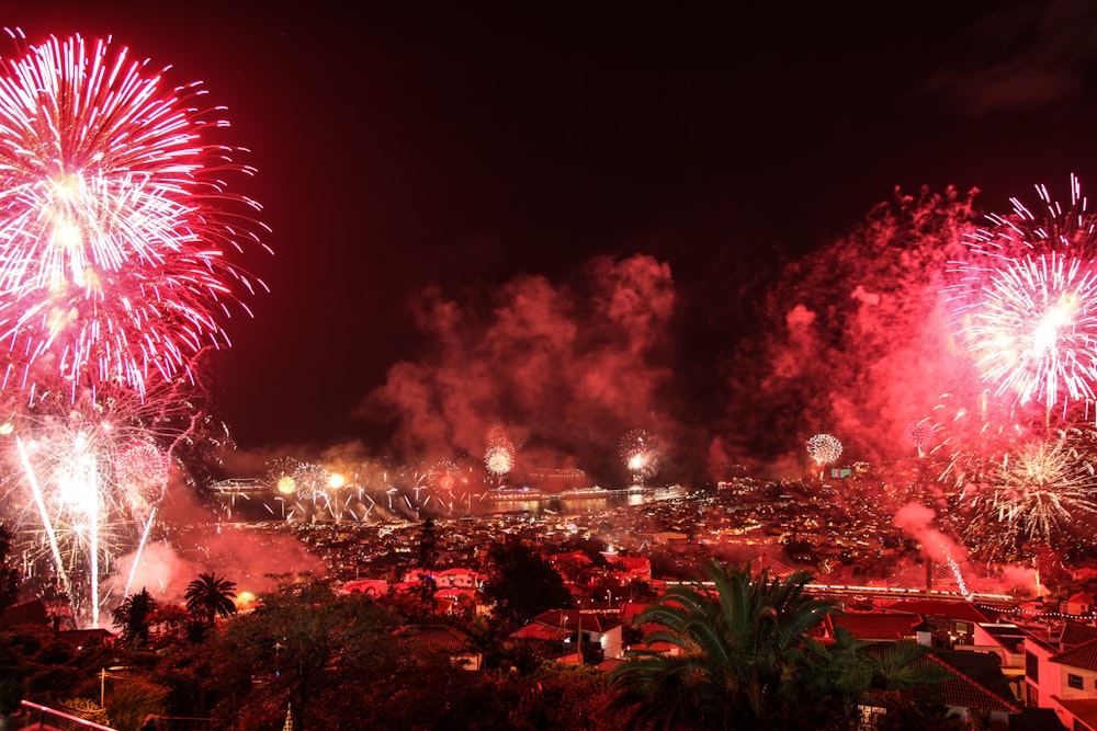 Des feux d’artifice sont allumés dans le ciel nocturne au-dessus d’une ville