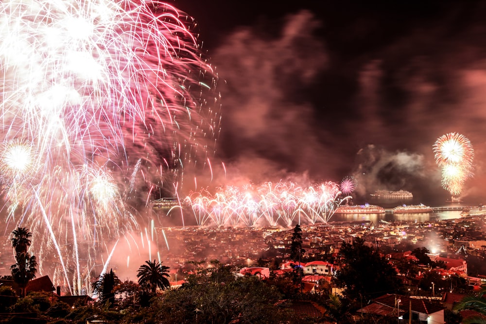 Un grand feu d’artifice au-dessus d’une ville la nuit