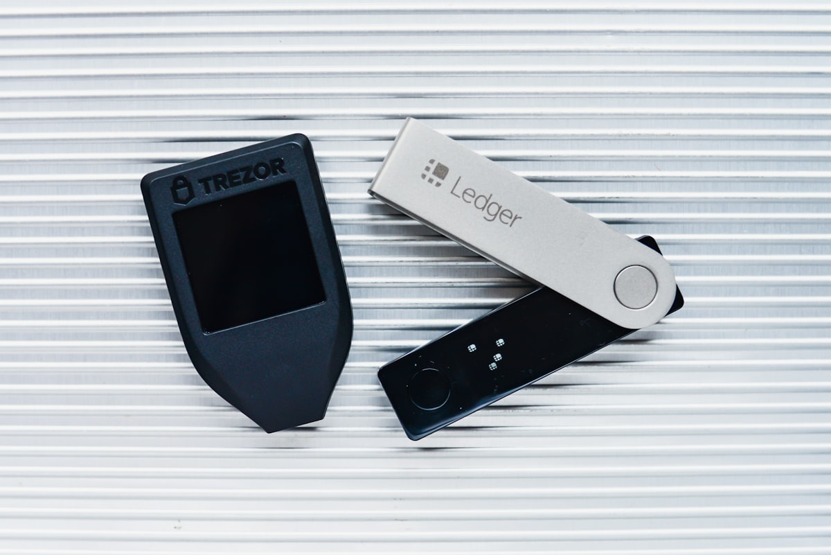 Dispositivos hardware wallet sobre superficie oscura, ilustrando la custodia en frío que usan los exchanges como Bitso para resguardar fondos