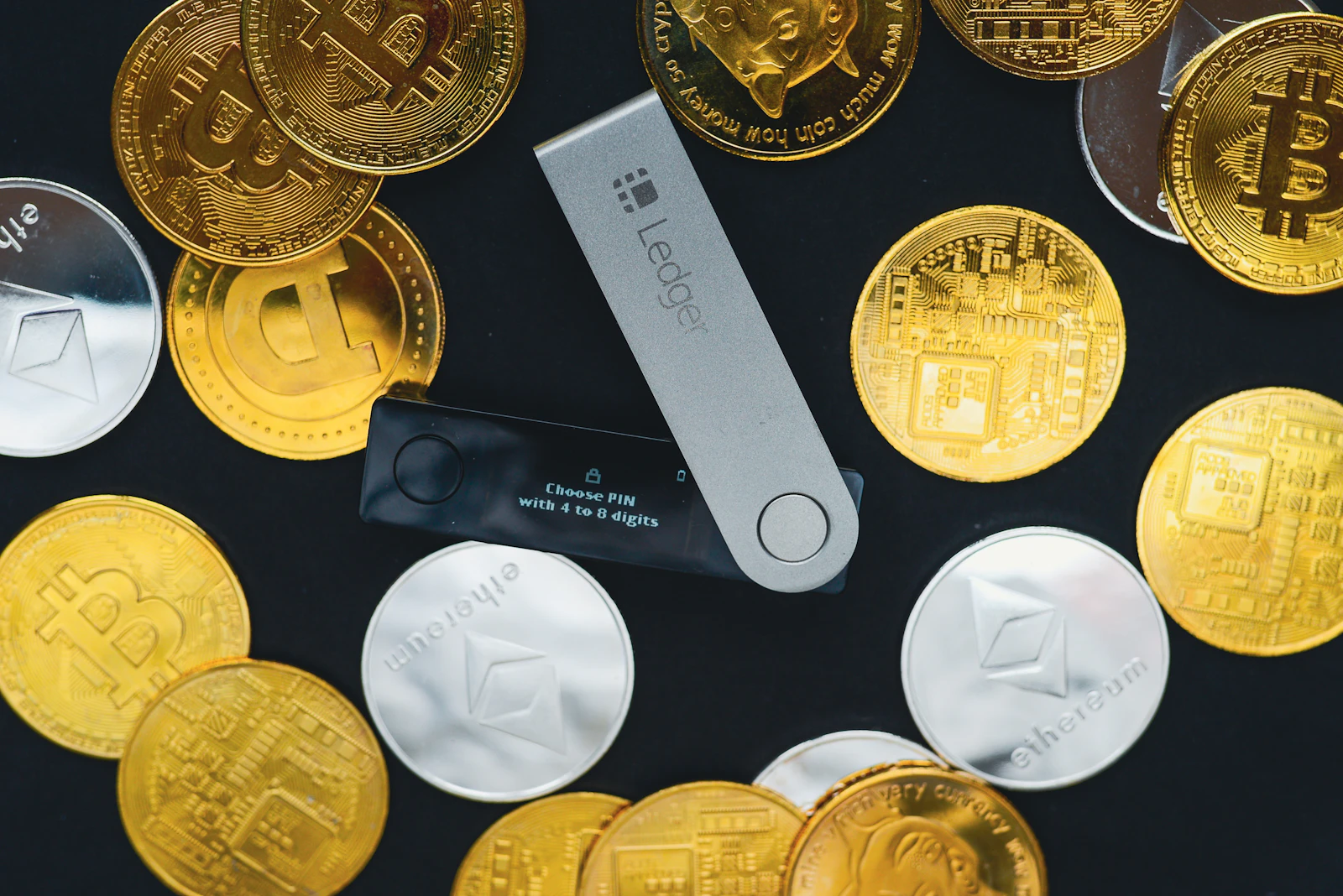 Hardware cryptocurrency wallet and digital assets