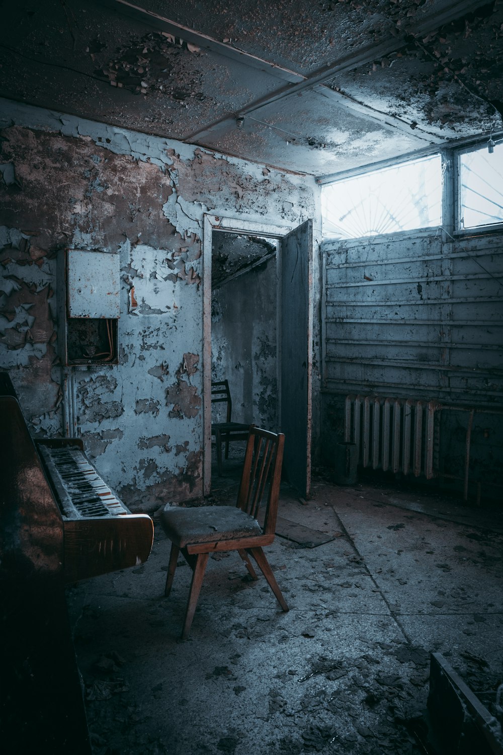 a room with a chair and a piano in it