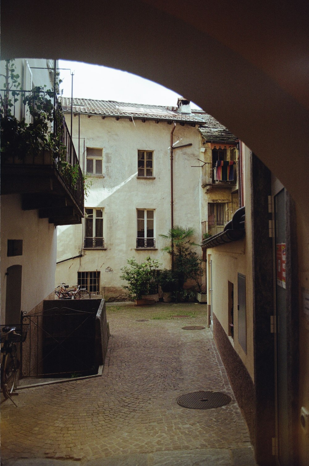 a narrow alley way with a building in the background