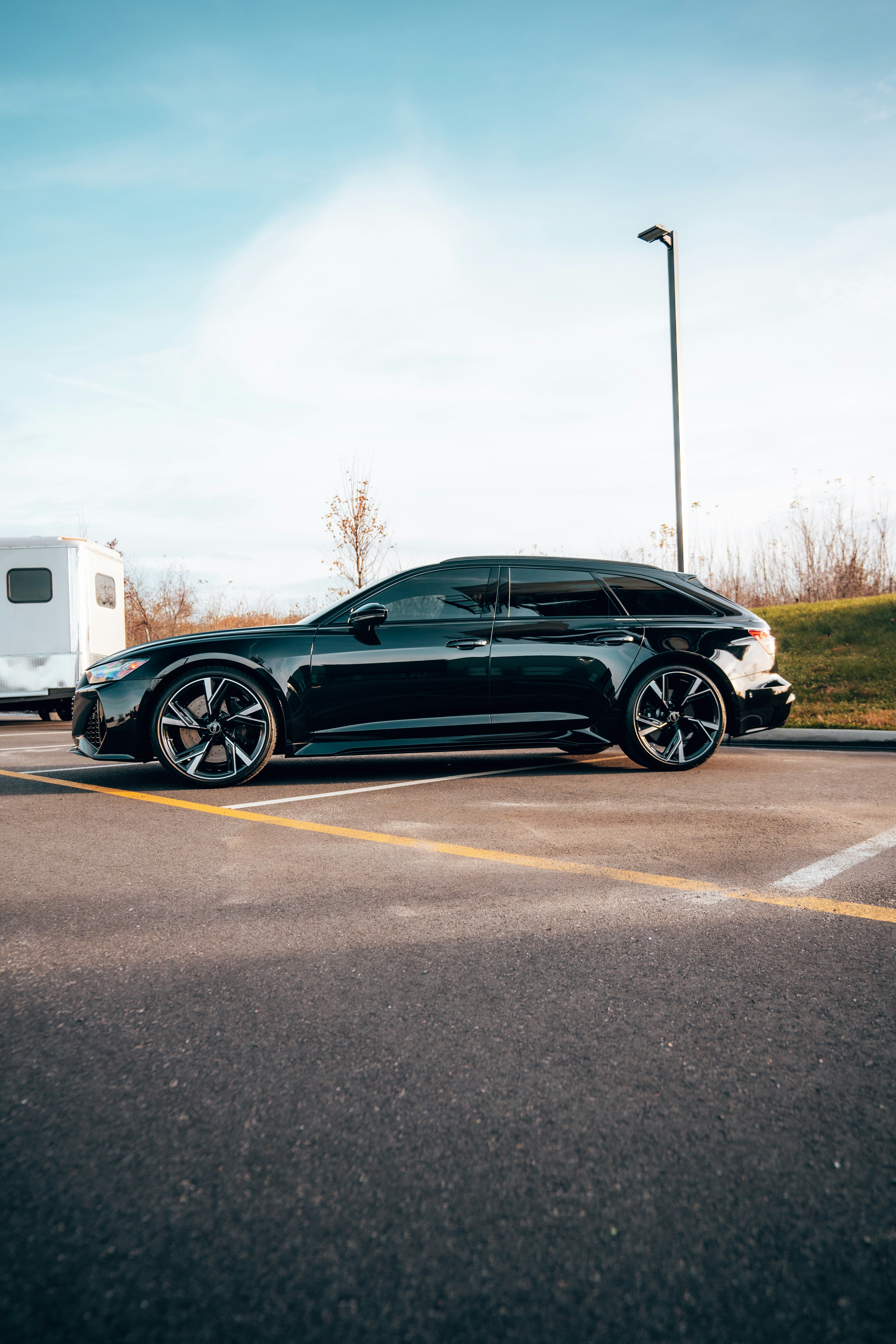 Ein schwarzer Sportwagen auf einem Parkplatz geparkt