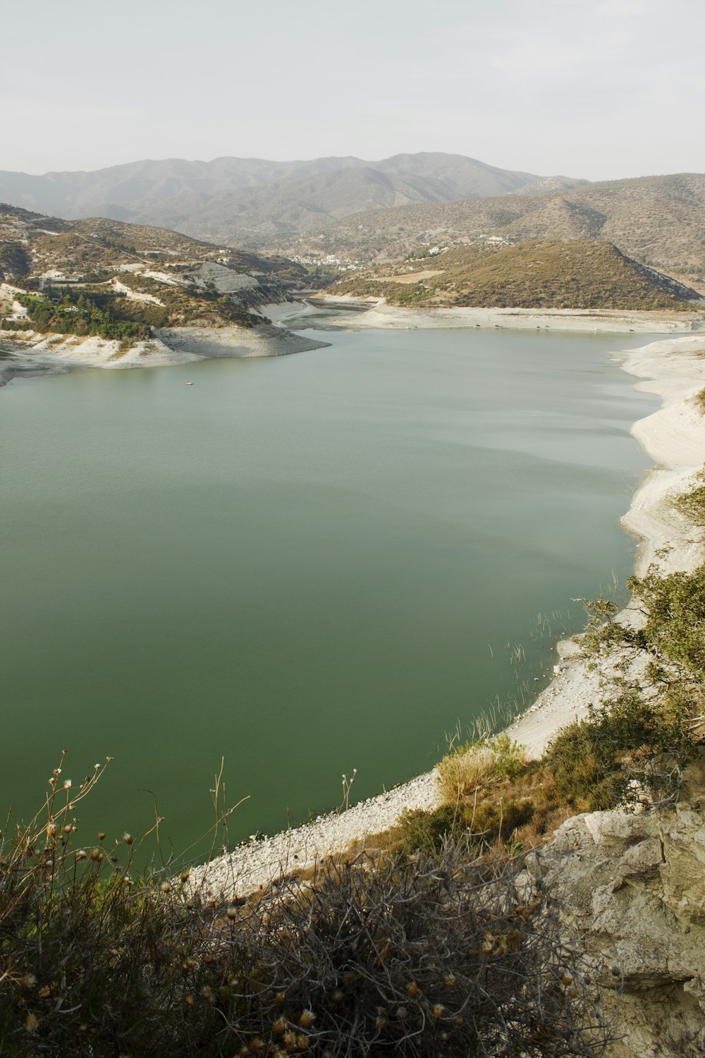 una gran masa de agua rodeada de montañas