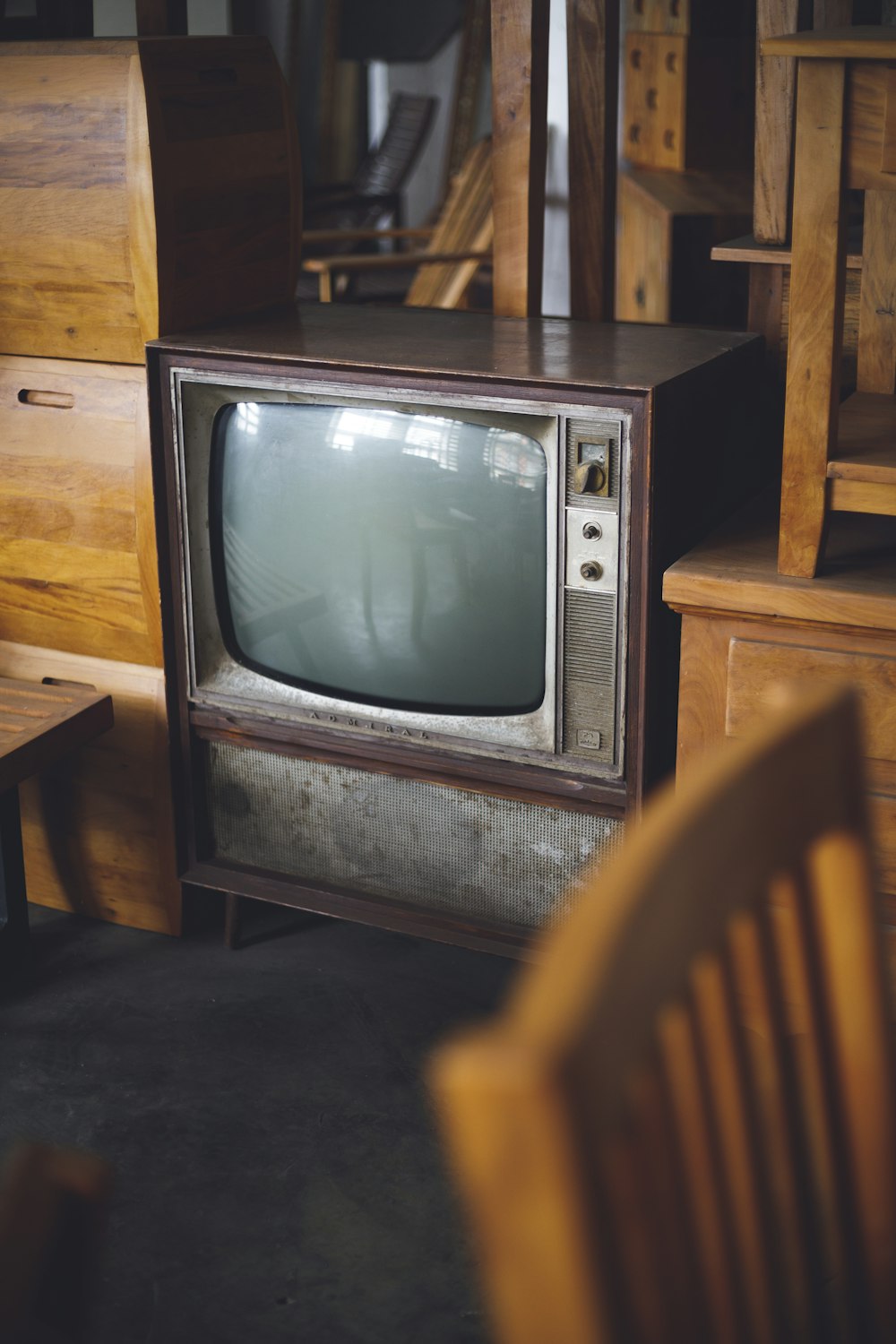 an old tv sitting on top of a wooden table