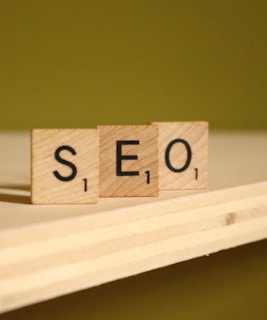 a wooden block that says seo on it