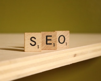 a wooden block that says seo on it