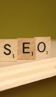 a wooden block that says seo on it