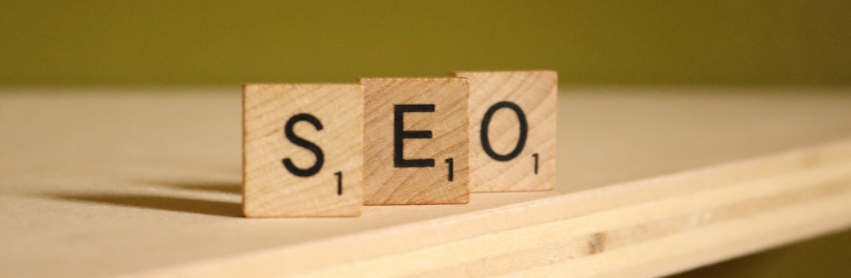 a wooden block that says seo on it