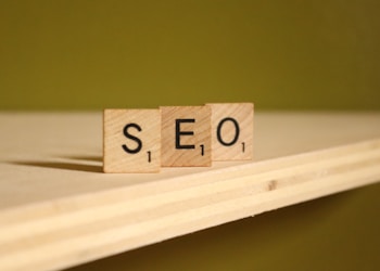 SEO in simple tiles laid horizontally.