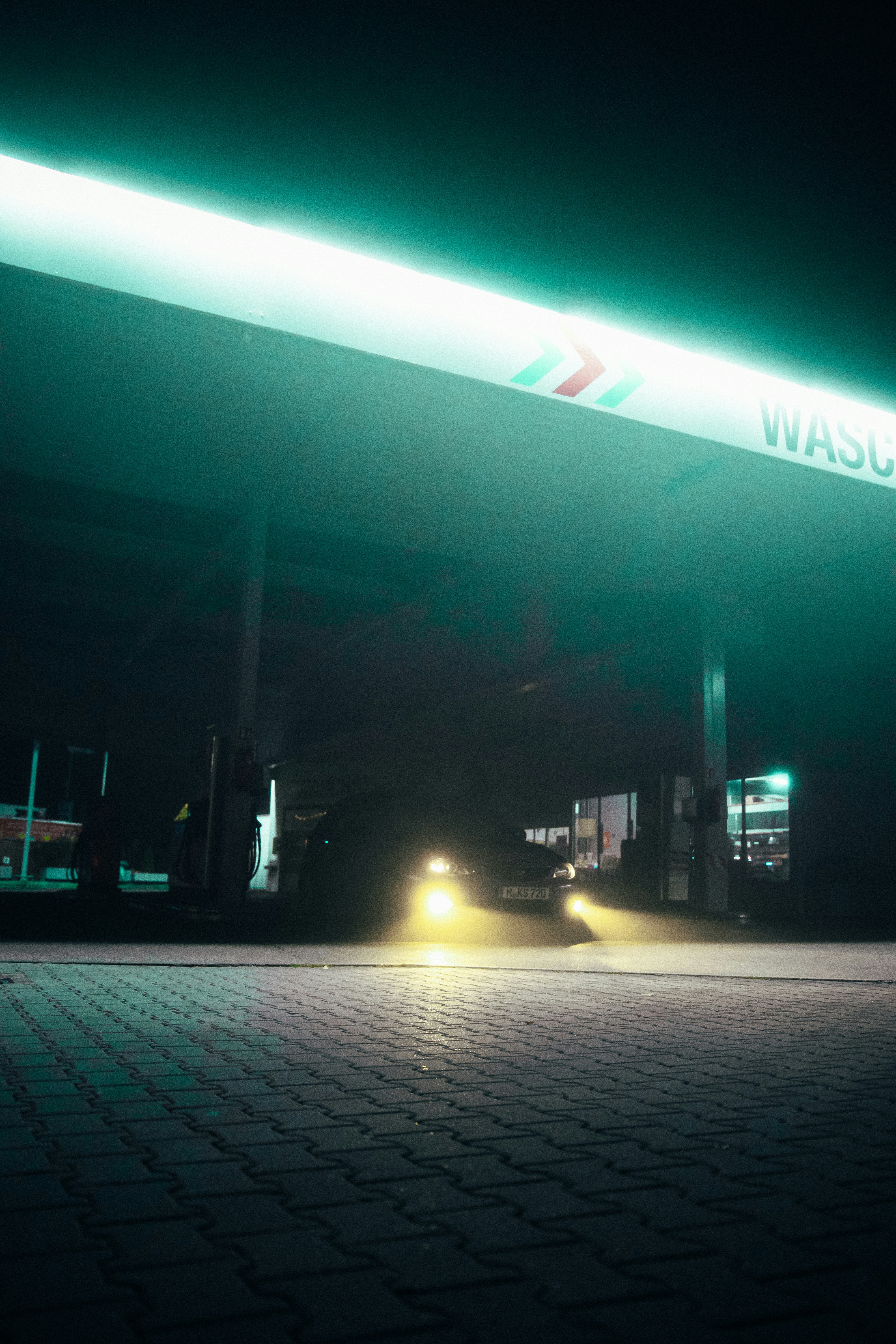 pompa bensin di malam hari dengan lampu menyala