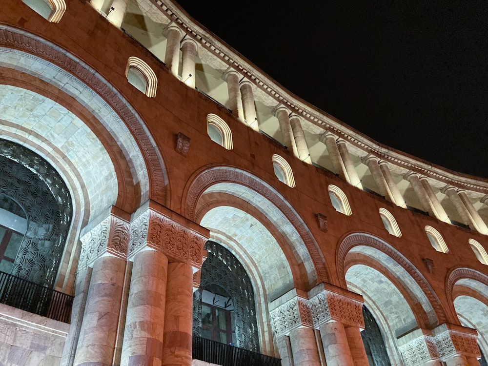 Un edificio molto alto con un orologio sul lato