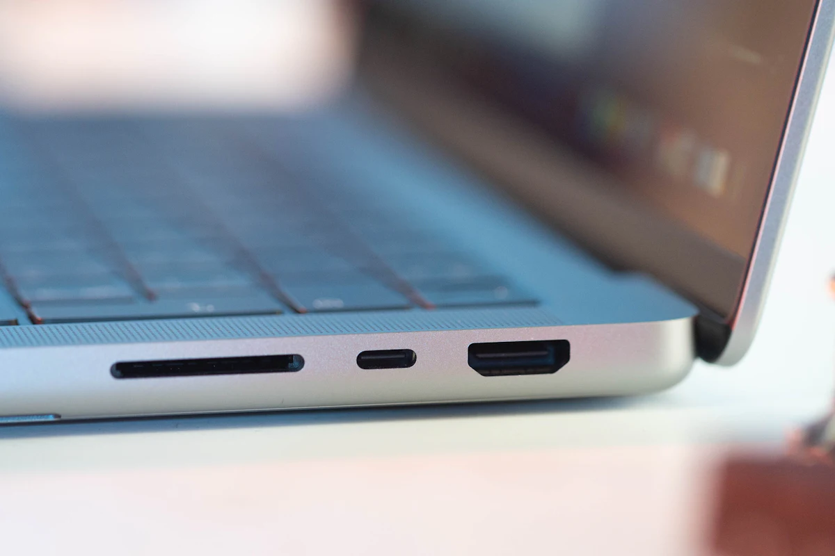 Gros plan sur le flanc d'un ordinateur portable : lecteur SD, port USB-C et HDMI