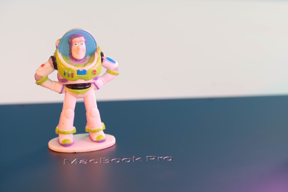 une figurine jouet d’un homme en combinaison spatiale