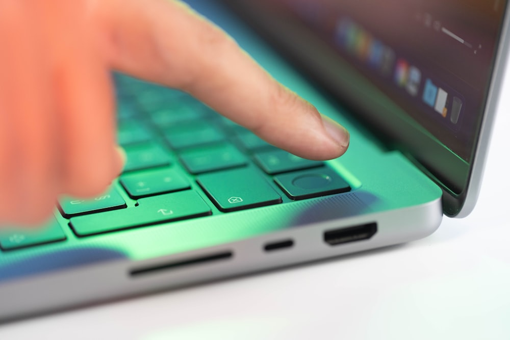 um close up de uma pessoa digitando em um laptop