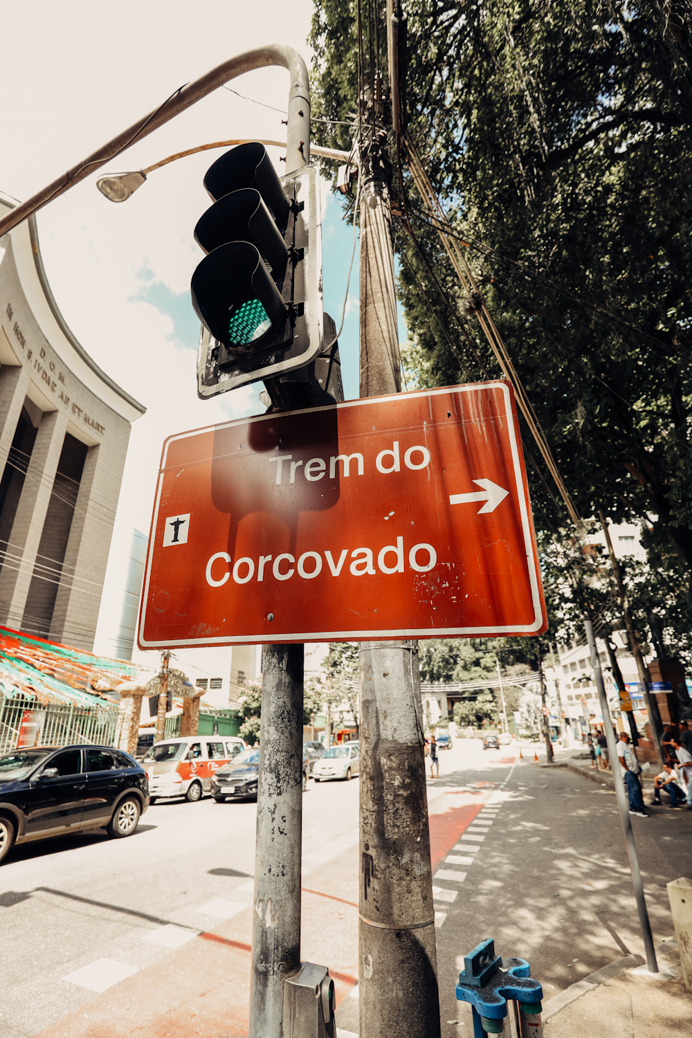 Un segnale stradale rosso seduto sul lato di una strada