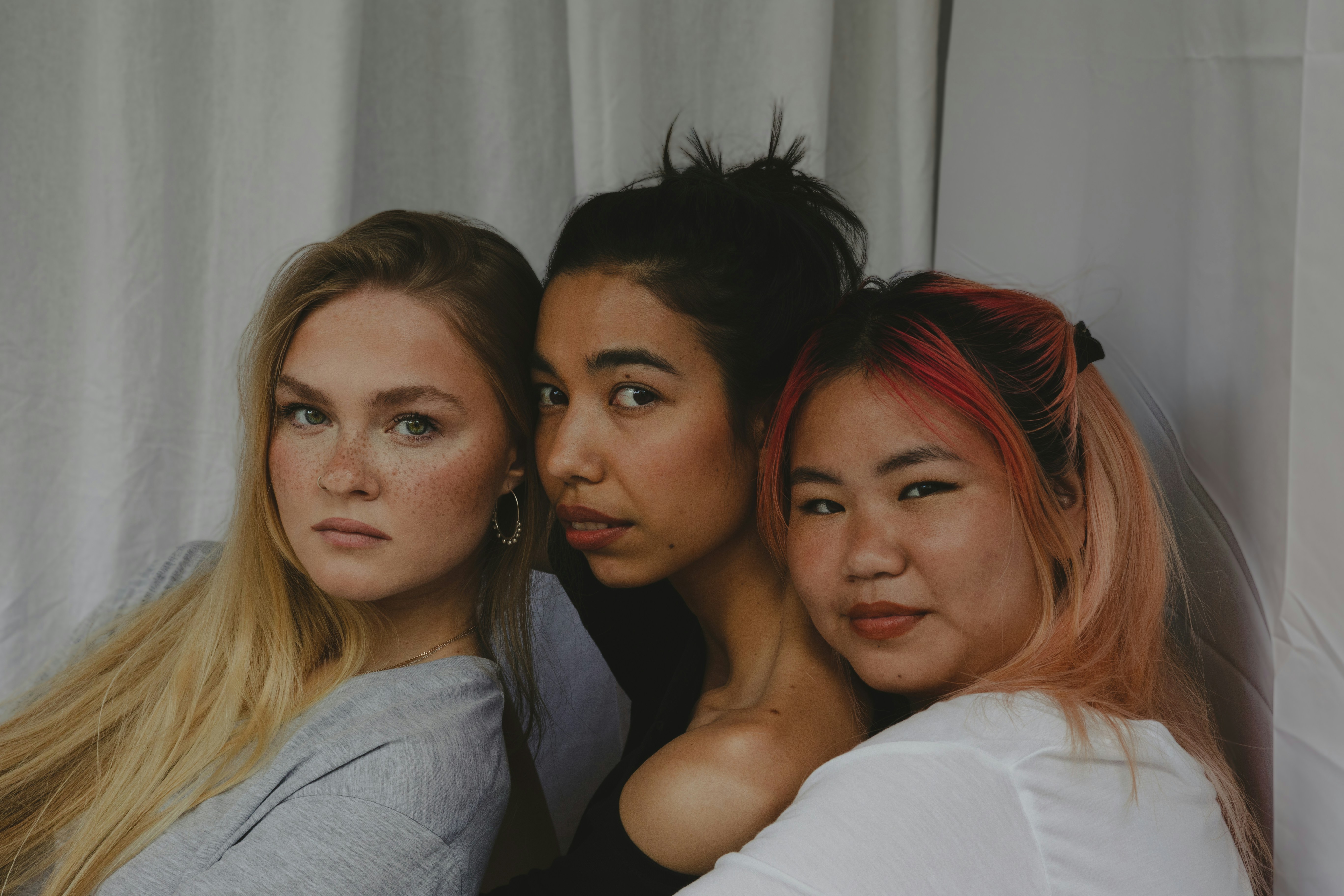 Trois femmes posent ensemble