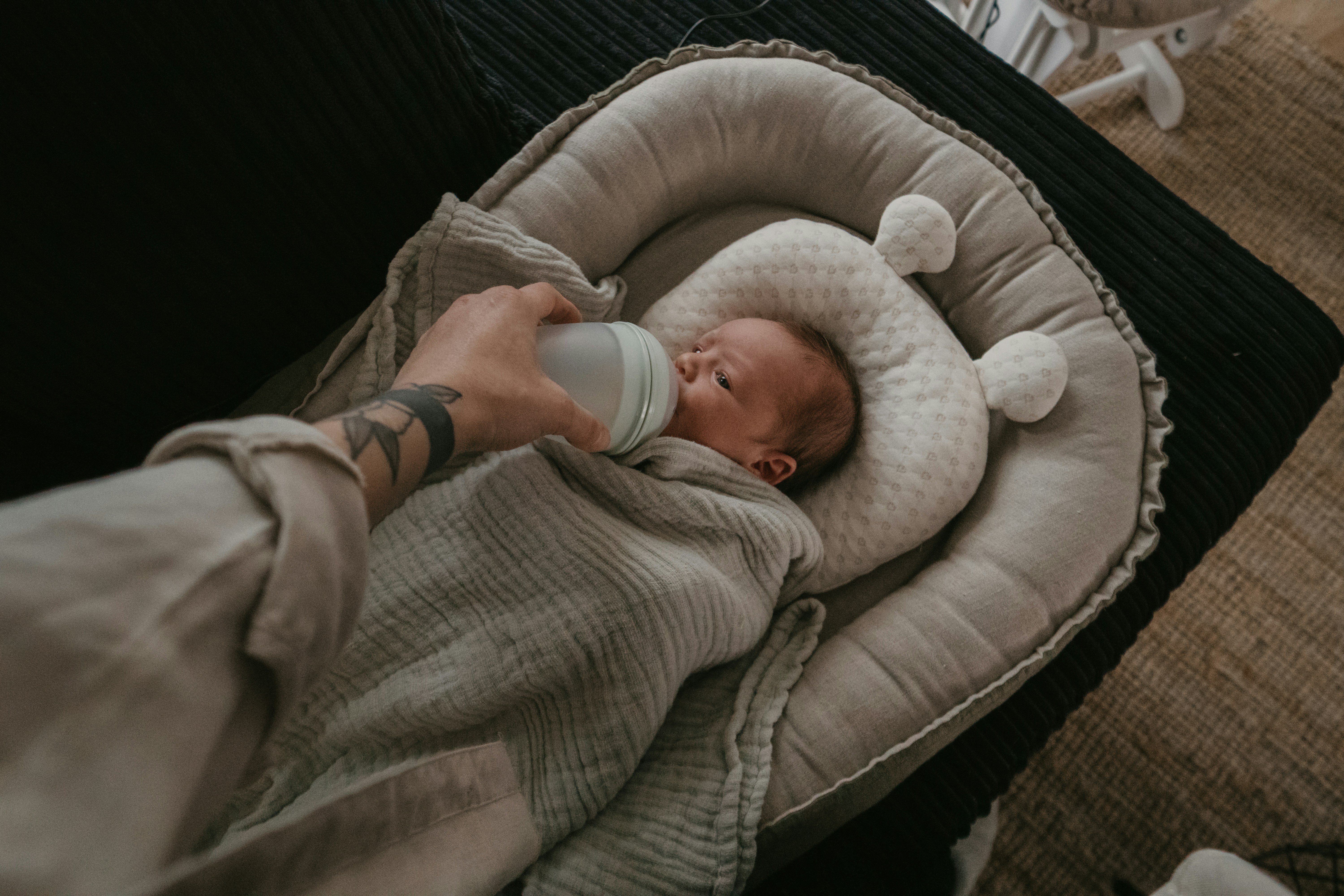 baby nursing pillow aesthetic, wallpaper, Bantal Menyusui: Manfaat Utama dan Panduan Memilih yang Tepat 5