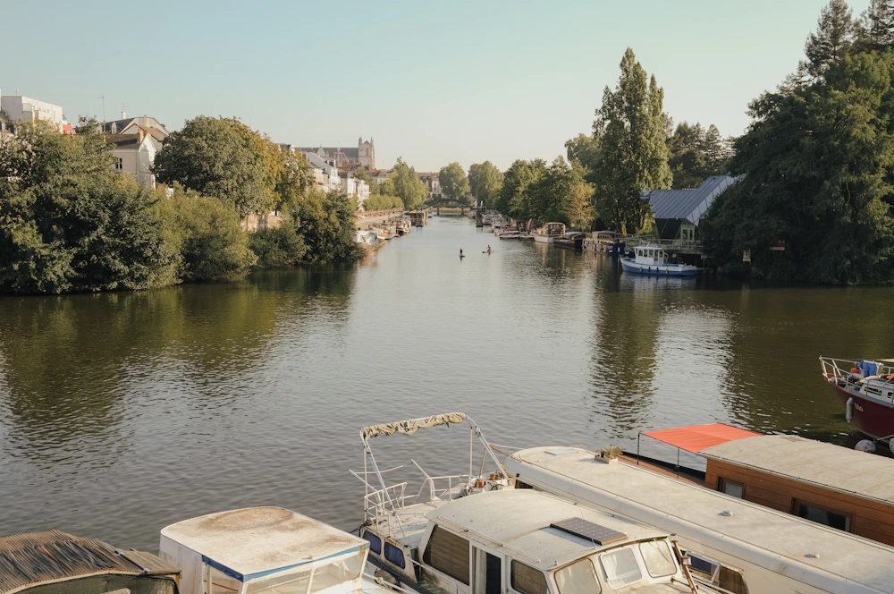 Bateaux sur une rivière bordée d’arbres à Nantes