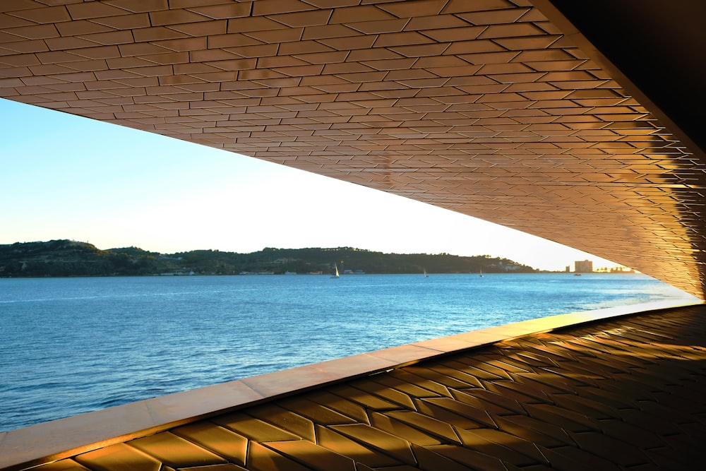 Vue d’un plan d’eau depuis un pont