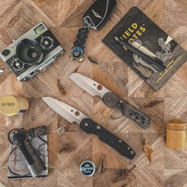 a table topped with lots of different types of knives