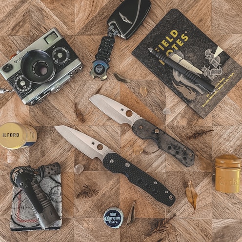 a table topped with lots of different types of knives