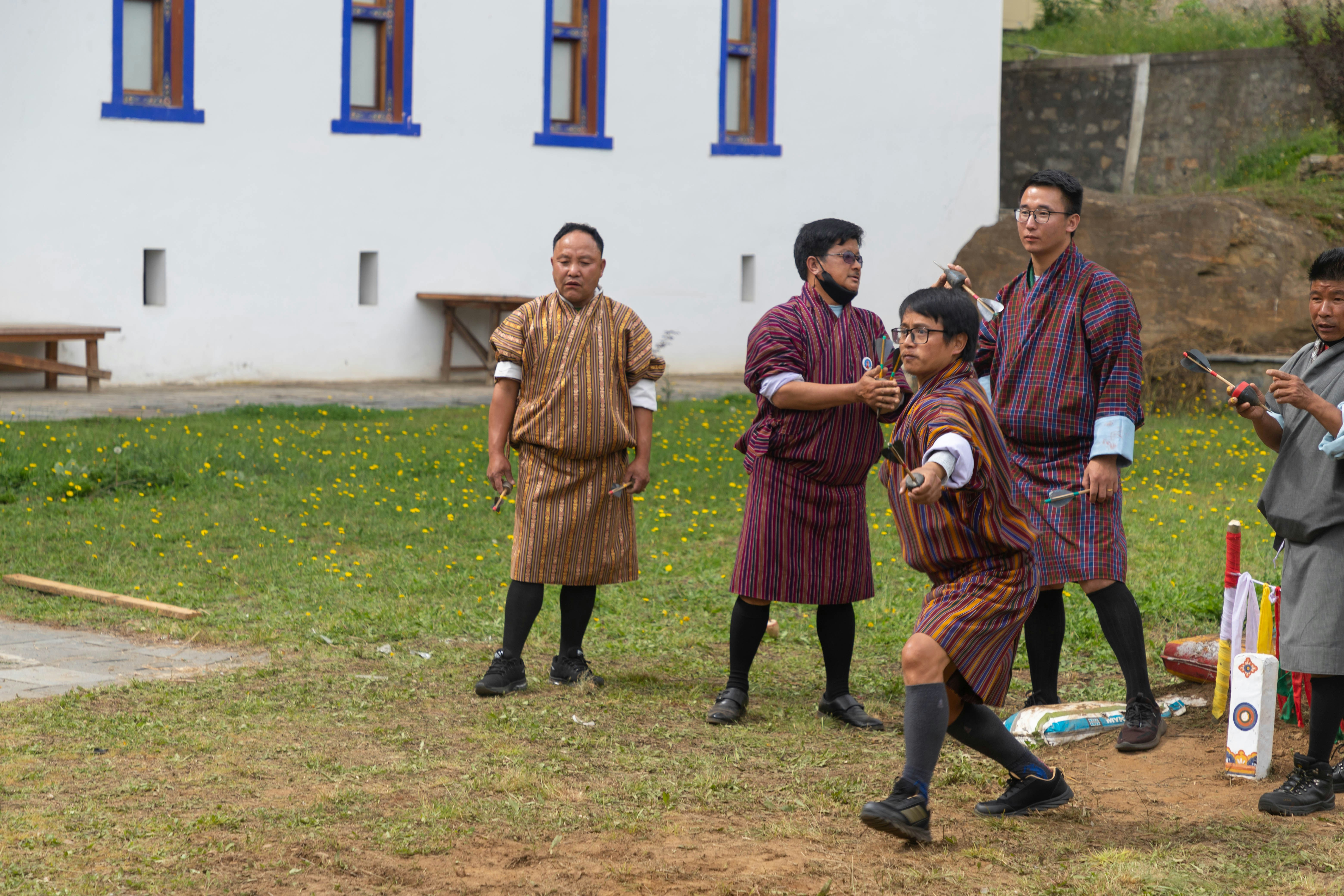 sekelompok orang bermain frisbee