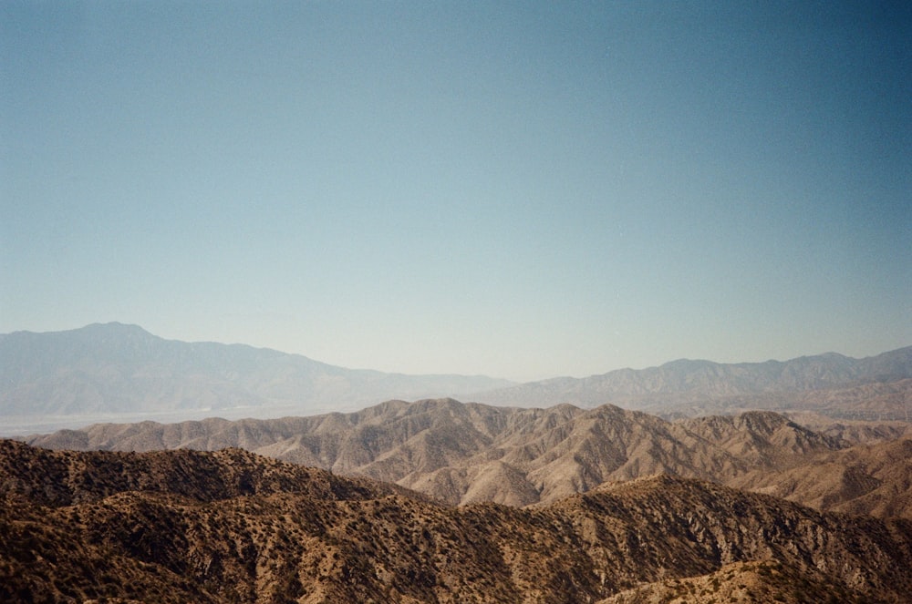 Une vue d’une chaîne de montagnes dans le désert