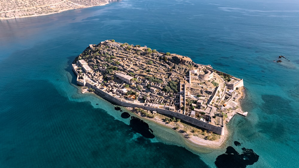 Una isla en medio del océano