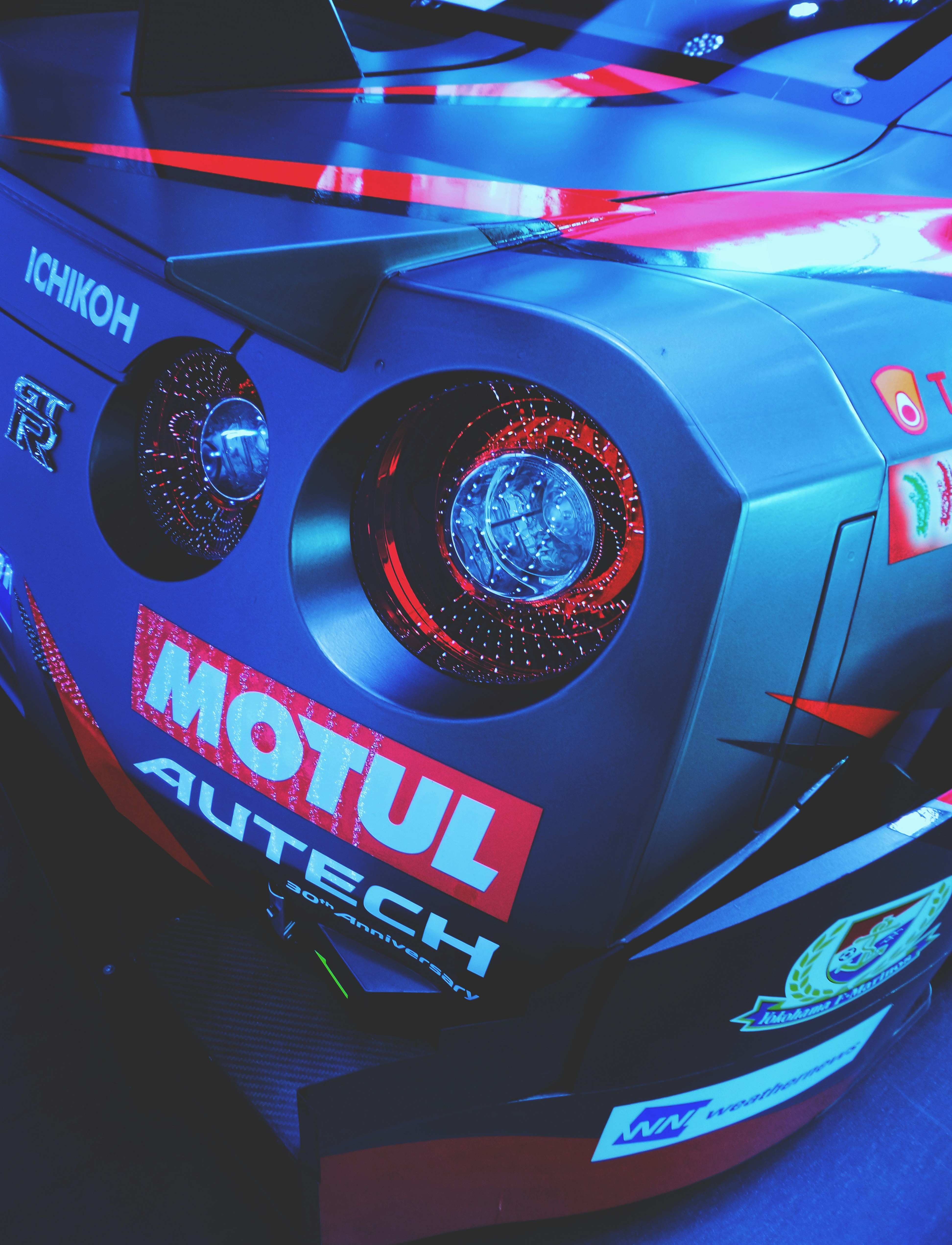 Nahaufnahme der Front eines Rennwagens