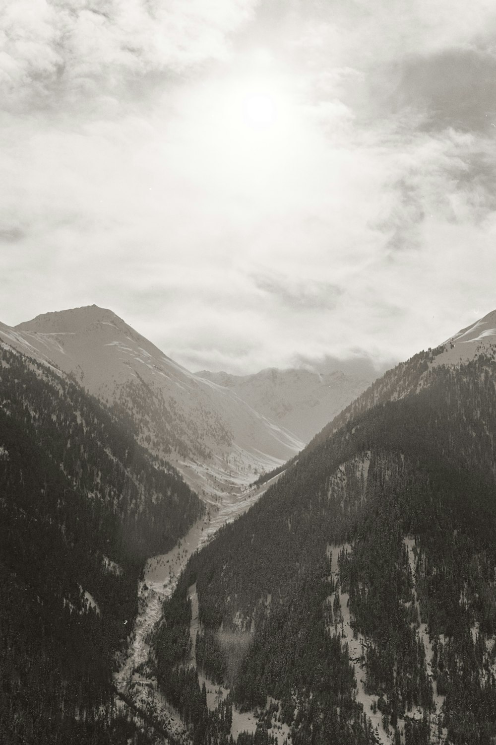 Una foto en blanco y negro de una cadena montañosa