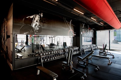 Interlocking rubber gym floor tiles