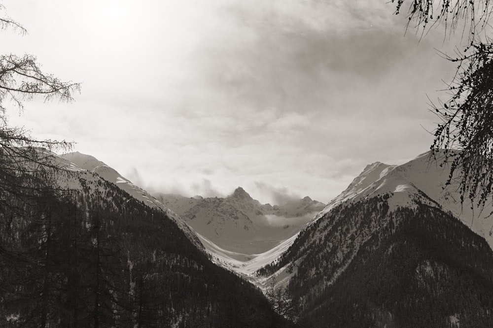 Una foto en blanco y negro de una cadena montañosa