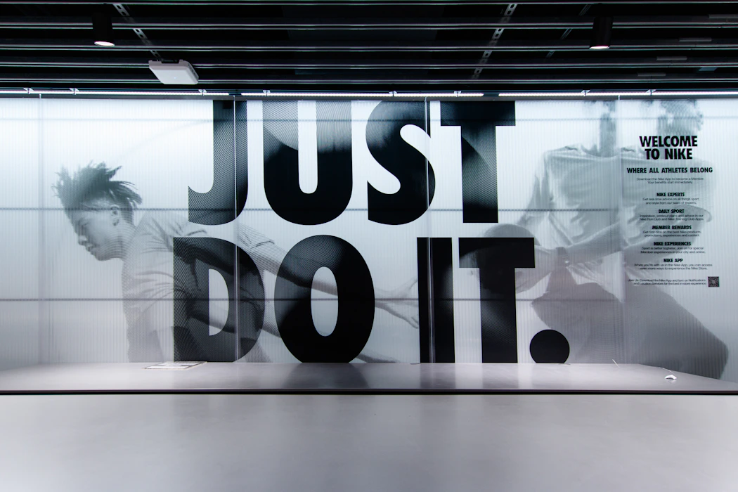 Vitrine e fachada de loja Nike iluminada
