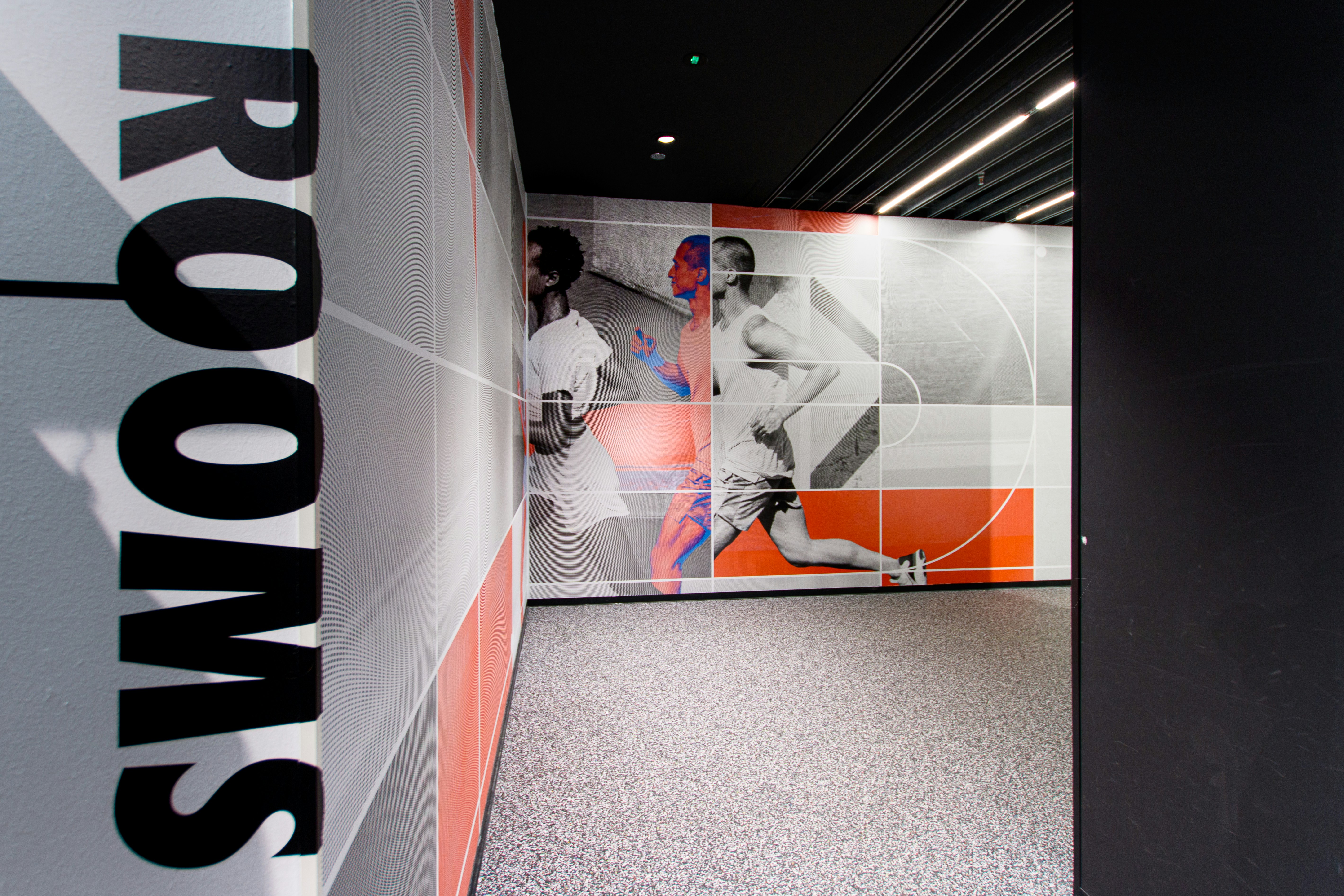 Ein Raum, der eine Wand mit einem Bild einer Frau darauf hat