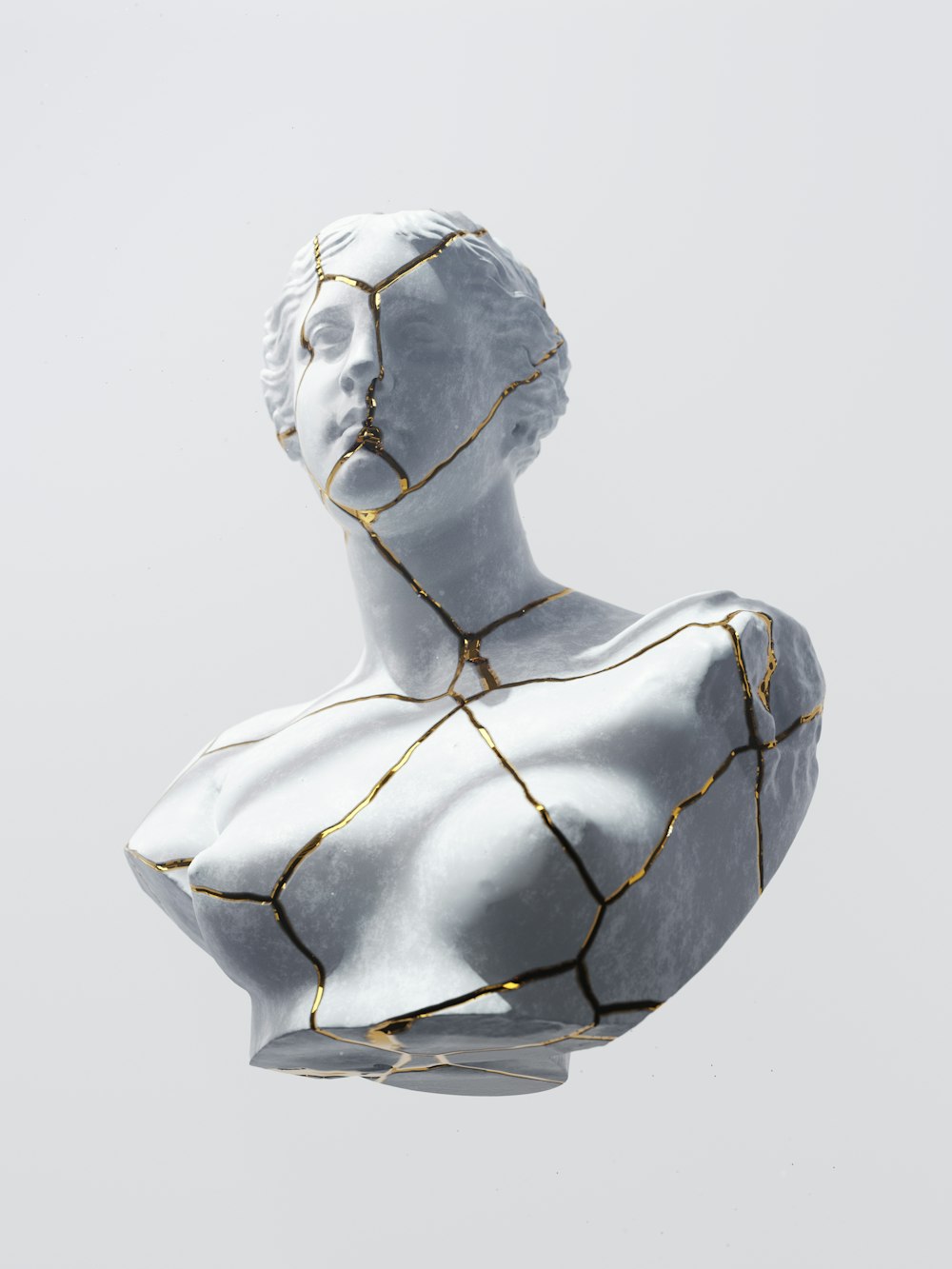 una scultura di una persona con un filo avvolto intorno
