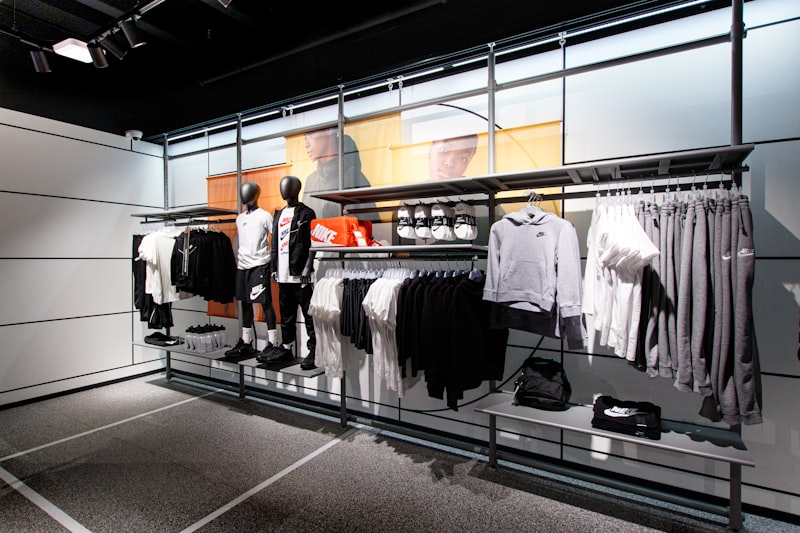 Sportbekleidung in einem Schaufenster