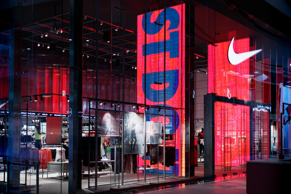 Una tienda Nike con iluminación roja y azul