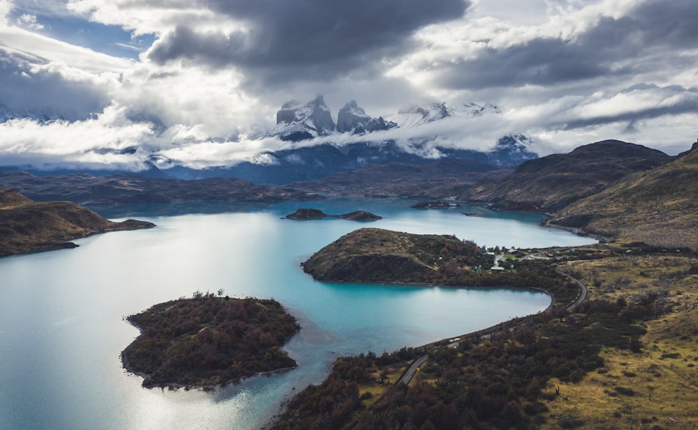 un grand plan d’eau entouré de montagnes