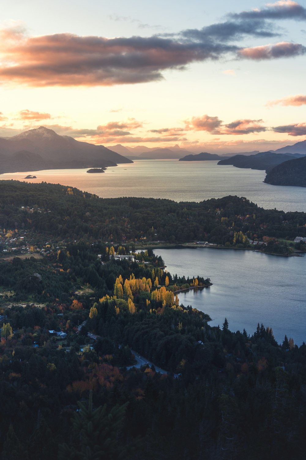 una vista panoramica di un lago circondato da montagne