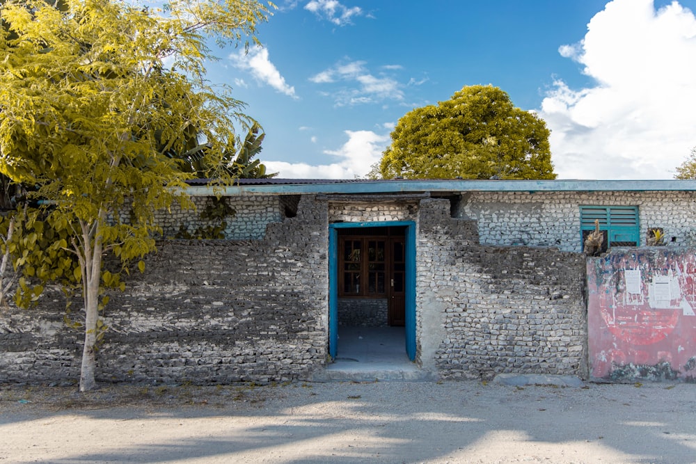 um edifício de tijolos com uma porta azul e janelas