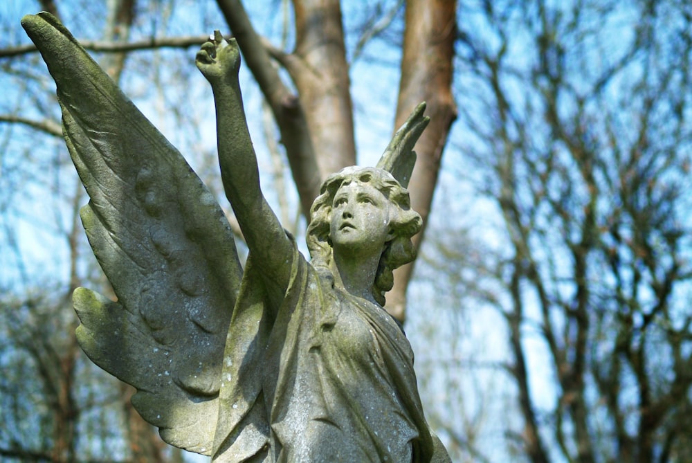 eine Statue eines Engels mit ausgestreckten Flügeln