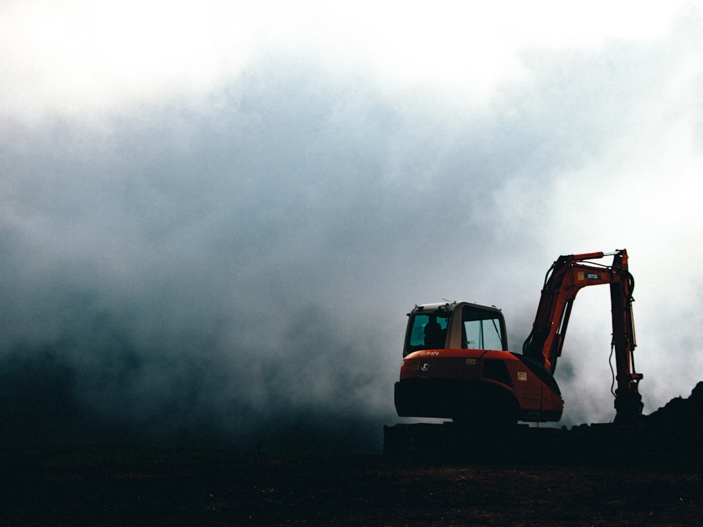 Un bulldozer in mezzo a un campo in una giornata nuvolosa