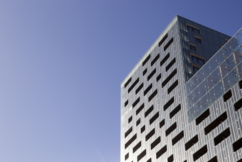 Un edificio muy alto con muchas ventanas