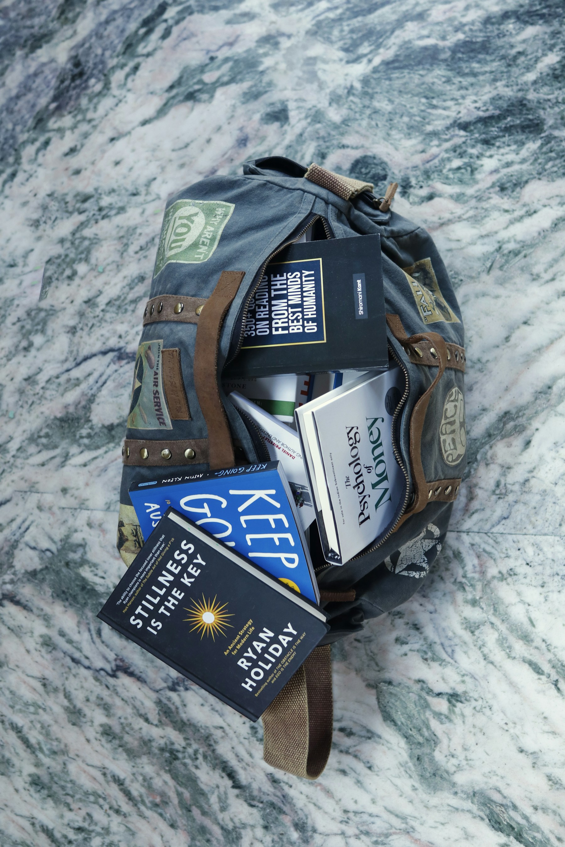 Sac à dos ouvert contenant plusieurs livres, exemple de charge à organiser