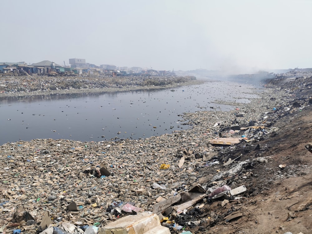 une grande quantité de déchets se trouve sur la rive d’une rivière